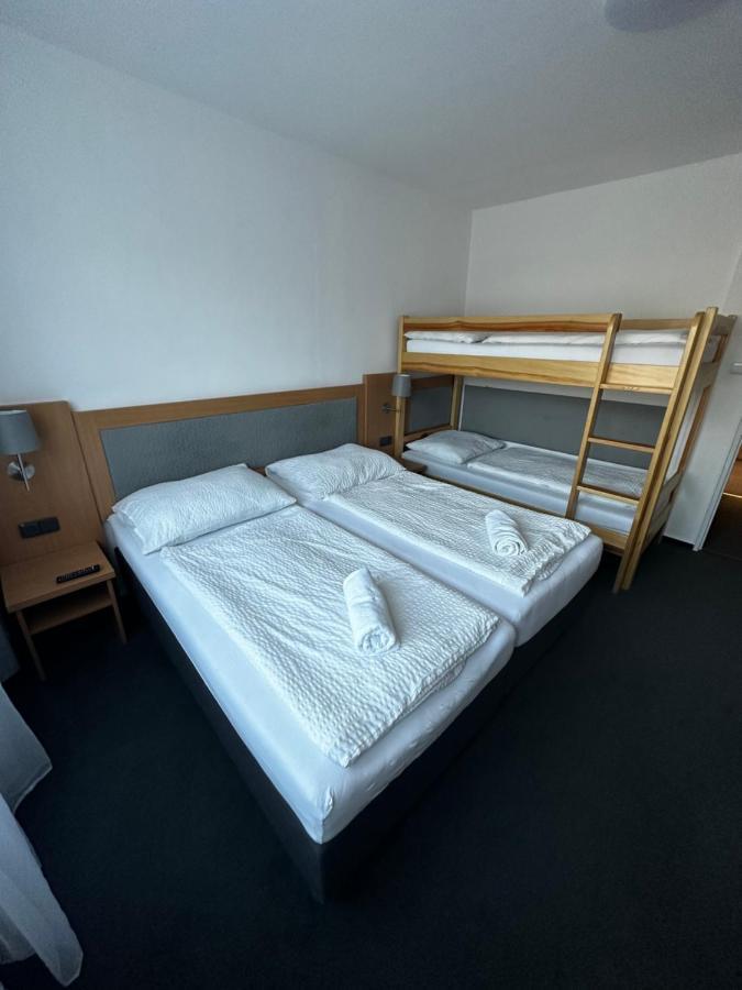 Horsky Hotel Jelenovska S Bazenem V Cene Валашске-Клобоукі Екстер'єр фото