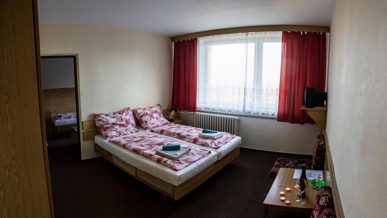 Horsky Hotel Jelenovska S Bazenem V Cene Валашске-Клобоукі Екстер'єр фото