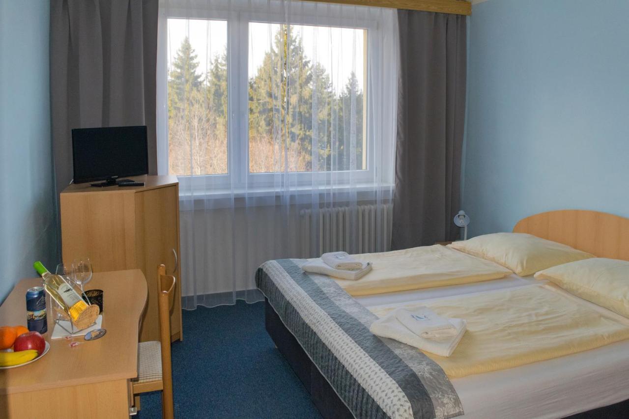 Horsky Hotel Jelenovska S Bazenem V Cene Валашске-Клобоукі Екстер'єр фото